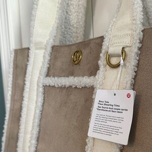 lululemon Boxy Tote Bag 10L
Faux Shearling Trims